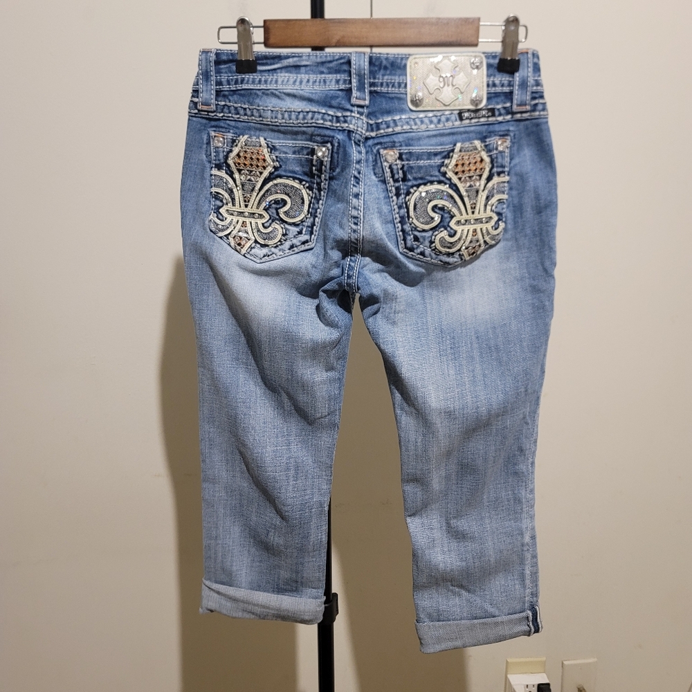 Miss Me Medium Wash Distressed Cuffed Denim Capri Size 27